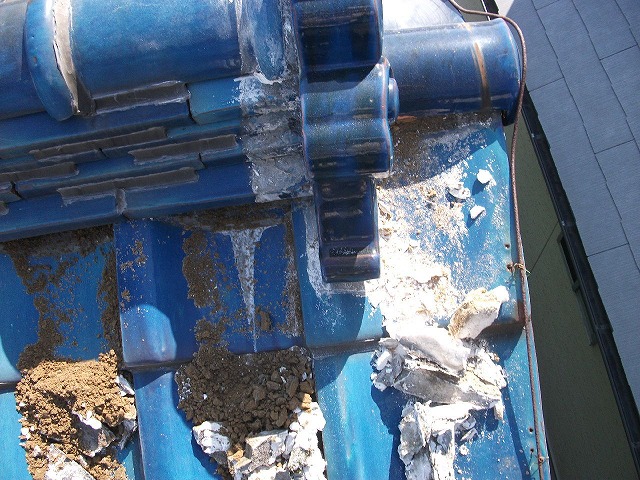 鬼瓦の先端の漆喰を撤去